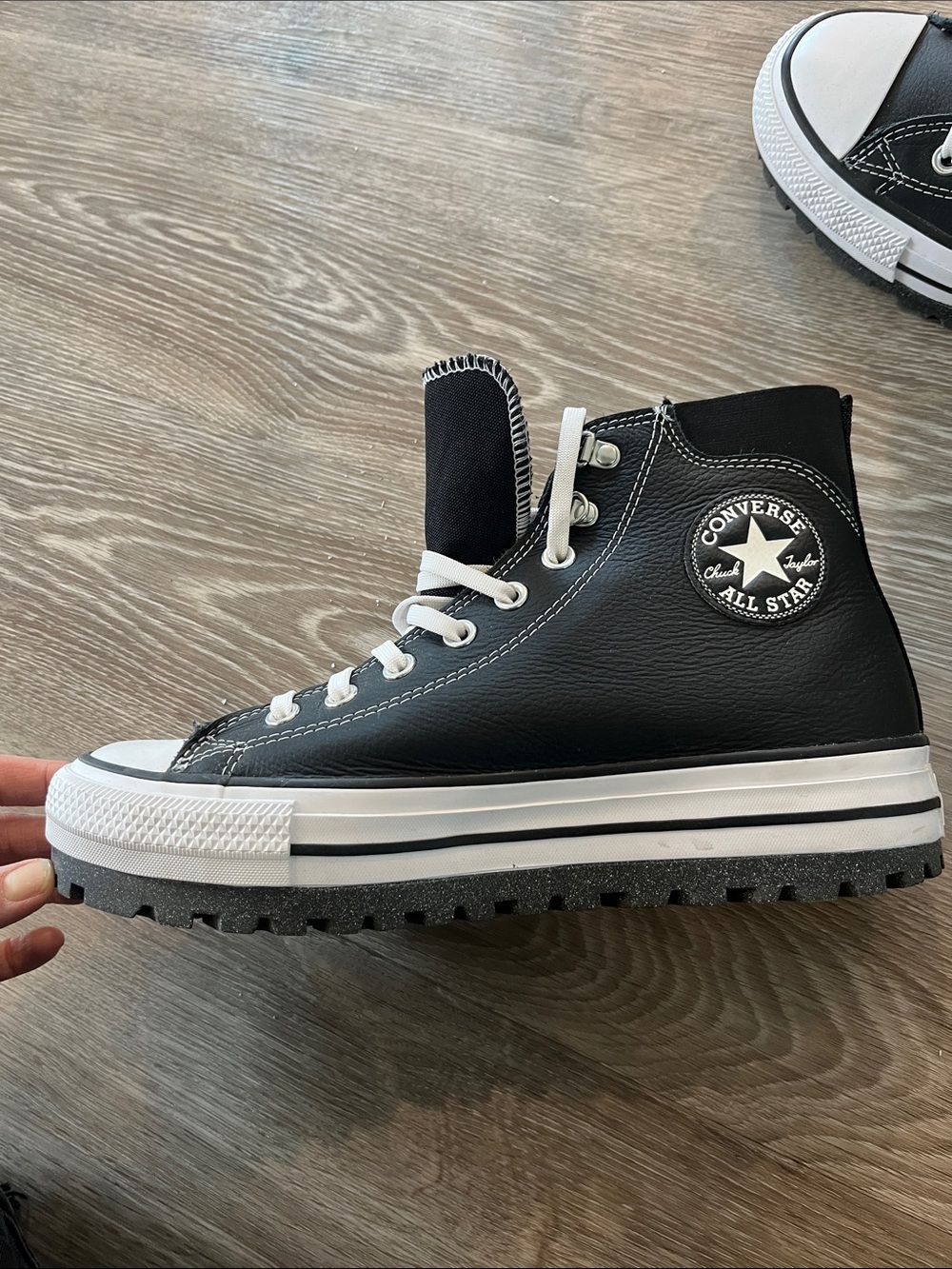 Converse Leather High Top Sneakers NWOT 8.5M